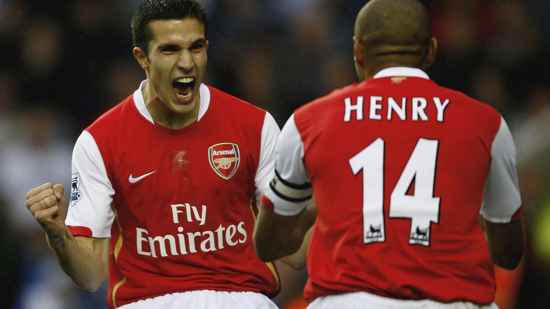 红军在冬窗签下替补门将，增强替补席实力，红军冬季军服